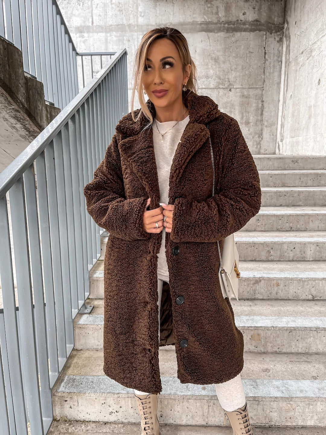 ModeGeist | Übergröße Damen Midi Teddyjacke mit Knöpfen