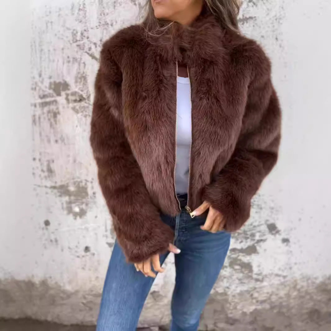 Modische Damenjacke aus Kunstfell mit hohem Kragen und Reißverschluss