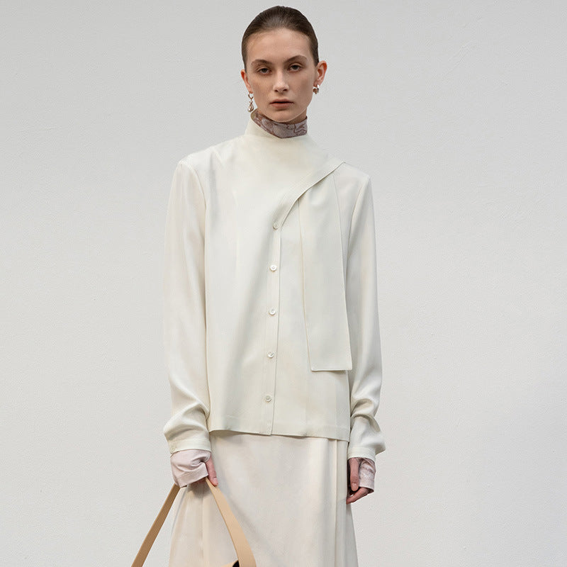 Elegante Damenbluse mit asymmetrischem Schnitt & edlen Knöpfen von MODEGEIST