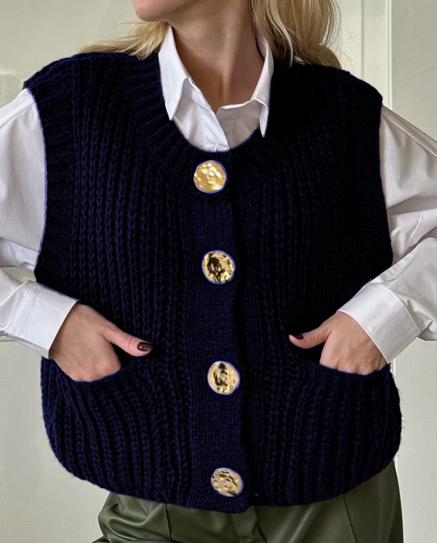 Damen gemütliche Strickweste mit großen Knöpfen und praktischen Taschen ModeGeist