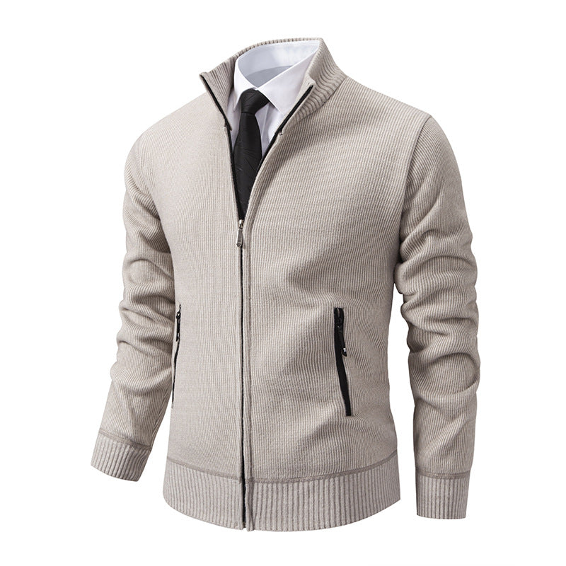 Herren Strickjacke mit hohem Kragen und modernen Reißverschlusstaschen ModeGeist