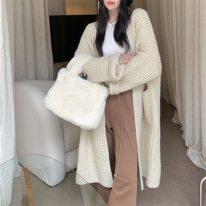 Damen Lange Strickjacke mit praktischen Taschen und modischem Zopfmuster ModeGeist