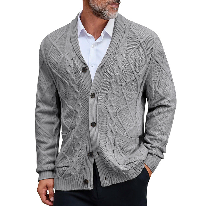 Herren Grobstrickjacke mit elegantem Zopfmuster und praktischen Taschen ModeGeist