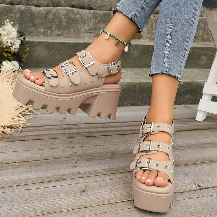 Elegante Damen-Plateausandalen mit verstellbaren Riemen und Nieten von MODEGEIST