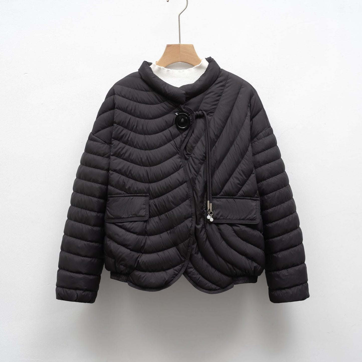 Damen modische Steppjacke mit asymmetrischem Schnitt und praktischen Taschen ModeGeist