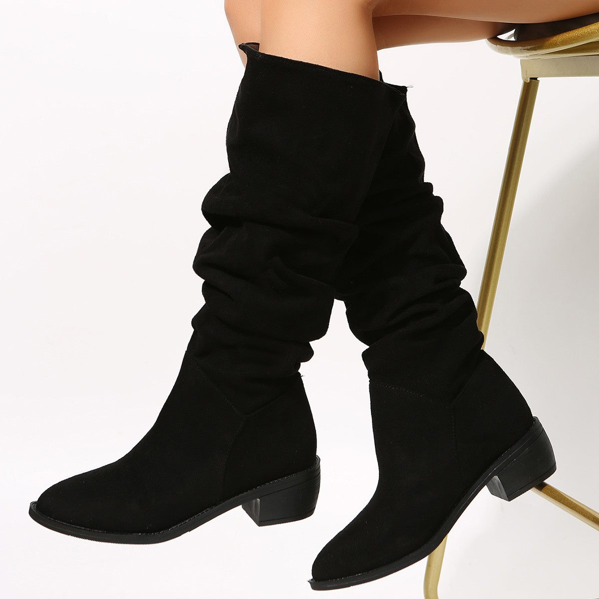 Elegante Damen-Stiefeletten mit bequemem Schlupfdesign und modischem Faltenlook von MODEGEIST