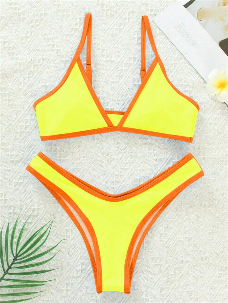 Moderner Damen-Bikini mit Dreiecks-Oberteilen und Kontrastdetails