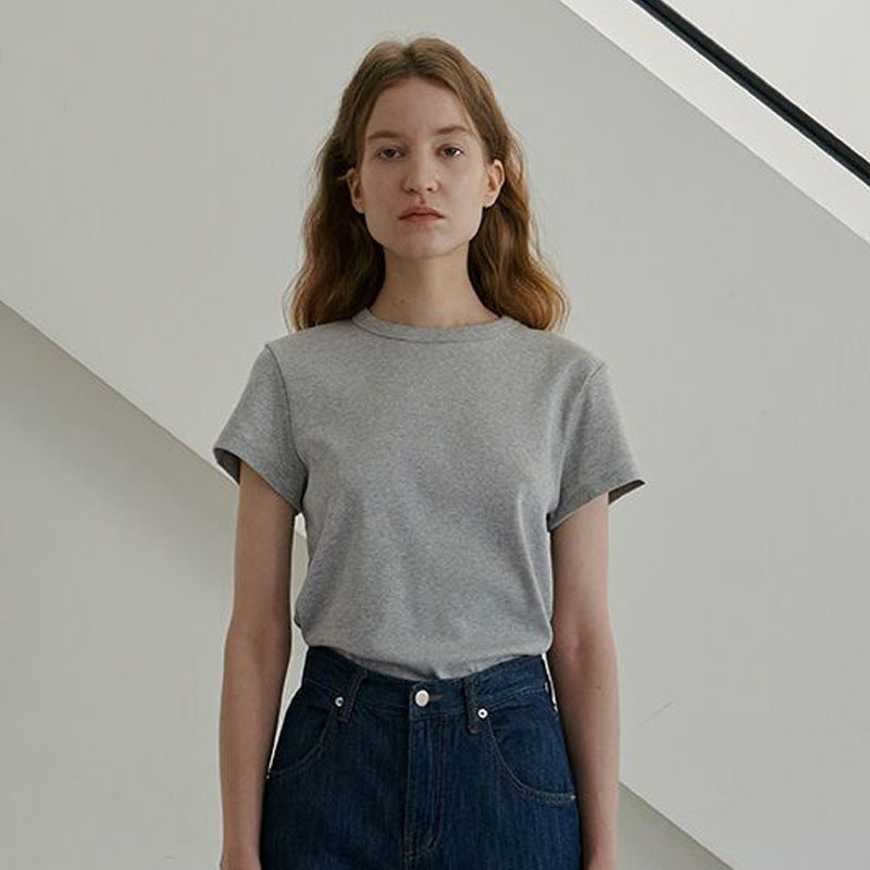 Klassisches Damen T-Shirt aus Baumwolle mit Rundhals-Ausschnitt und zeitlosem Design von MODEGEIST
