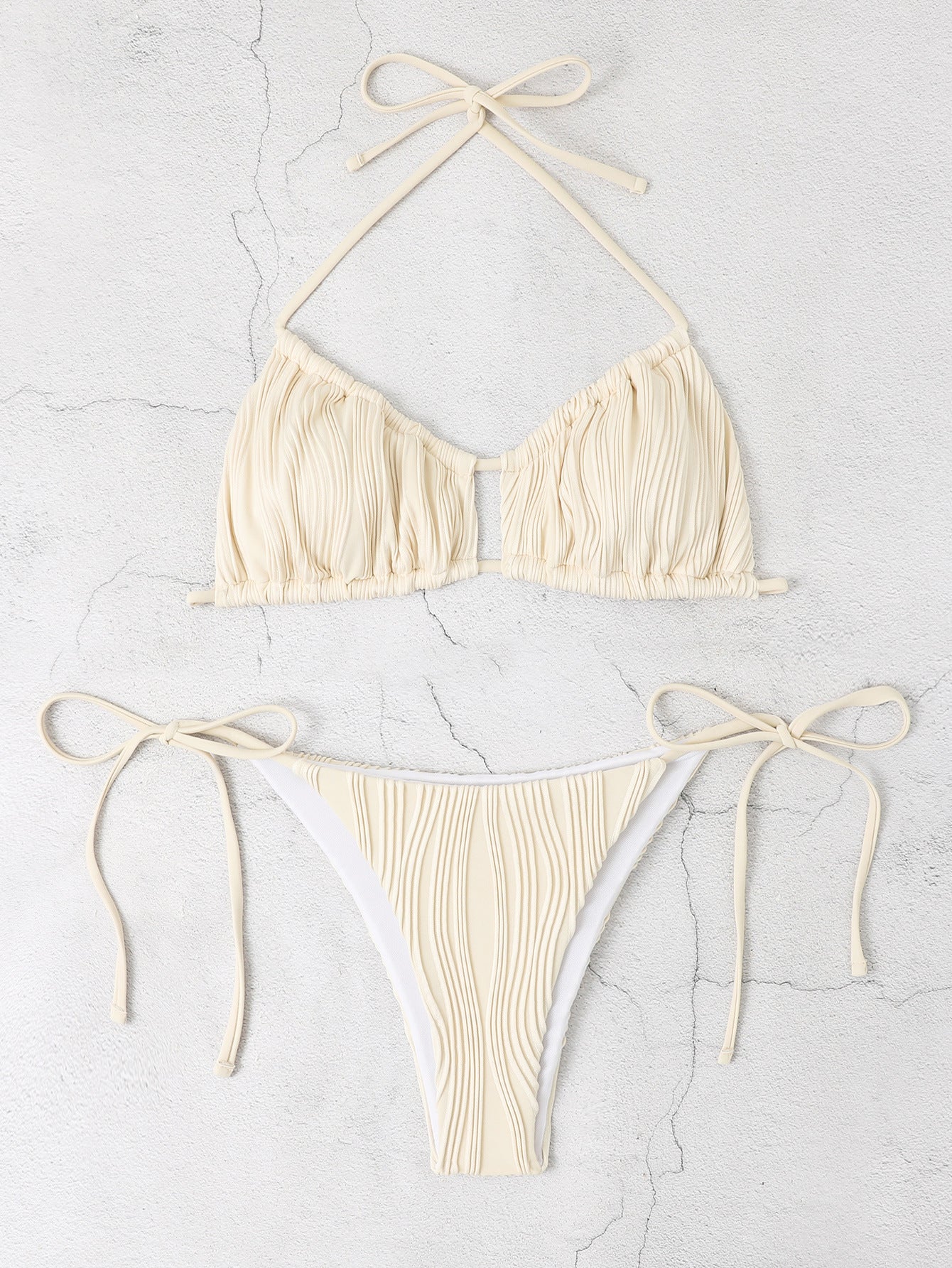 Bikini mit raffinierten Rüschen und verstellbaren Trägern von MODEGEIST