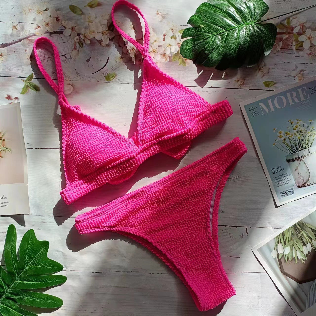 Bikini-Set für Damen: Texturiertes Dreieck-Oberteil mit verstellbaren Trägern, modern designt