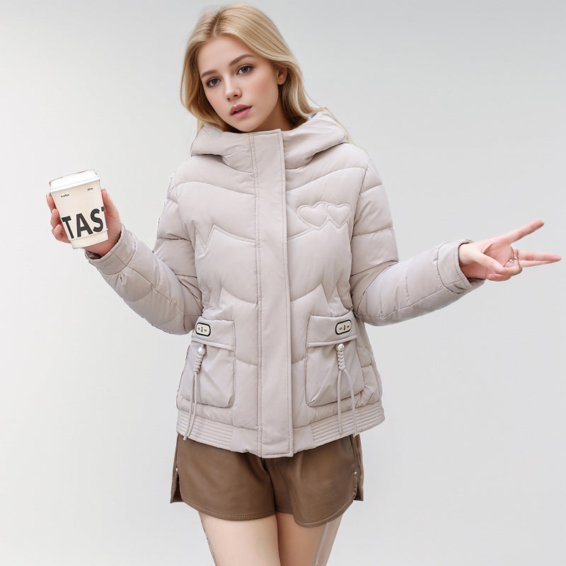 Damen gesteppte Winterjacke mit verstellbarem Kapuzenkragen und funktionalen Seitentaschen ModeGeist