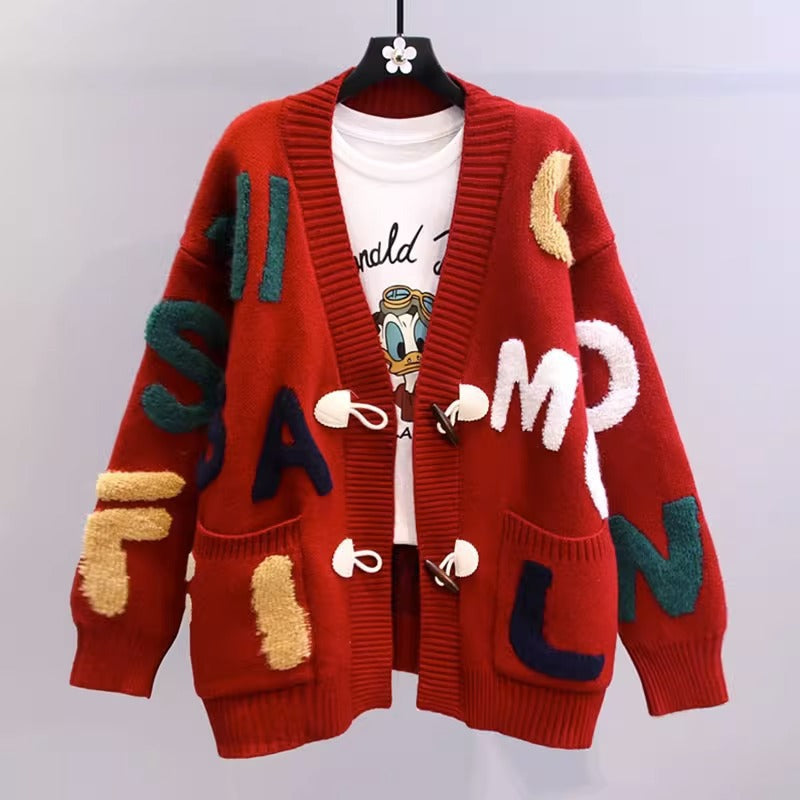 Damen Strickjacke mit buntem Buchstabenmotiv und praktischen Taschen ModeGeist