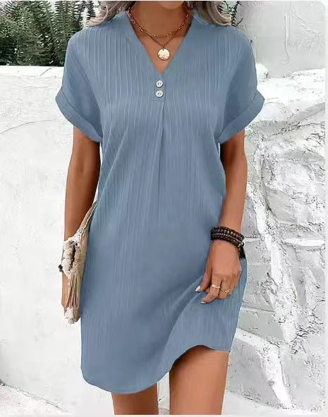 Modernes Damen-Kurzarmbandkleid mit Knopfleiste und dezenten Streifen
