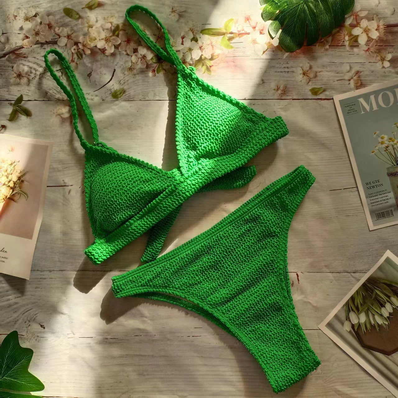 Bikini-Set für Damen: Texturiertes Dreieck-Oberteil mit verstellbaren Trägern, modern designt