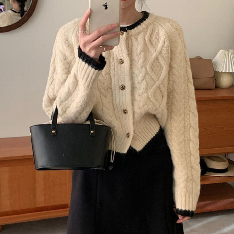 Damen gemütliche Strickjacke mit elegantem Zopfmuster und kontrastierenden Abschlüssen ModeGeist