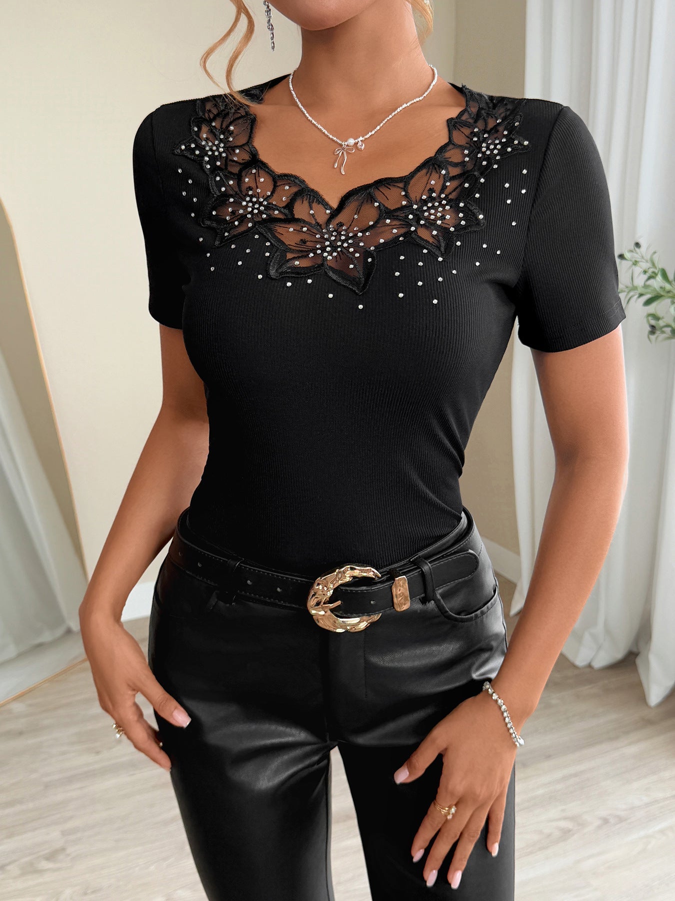 Damen Elegantes Figurbetontes Oberteil mit Floral-Spitzenbesatz ModeGeist
