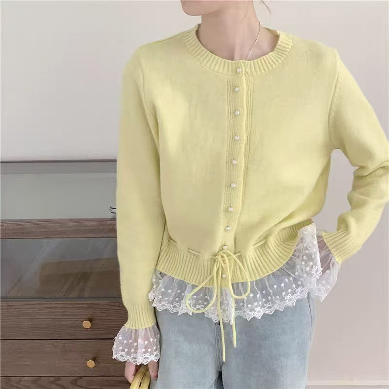 Damen Strickjacke mit Rüschensaum und Perlenknöpfen ModeGeist