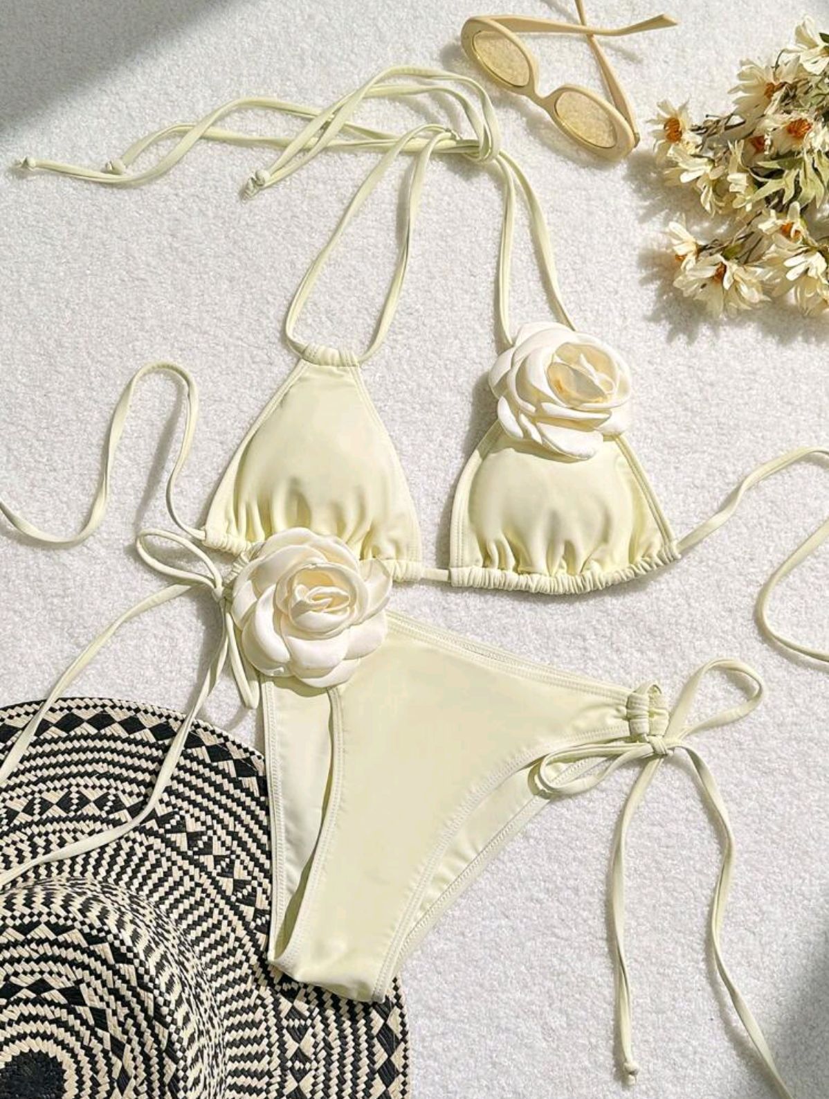 Modischer Damen-Bikini mit floralem Akzent