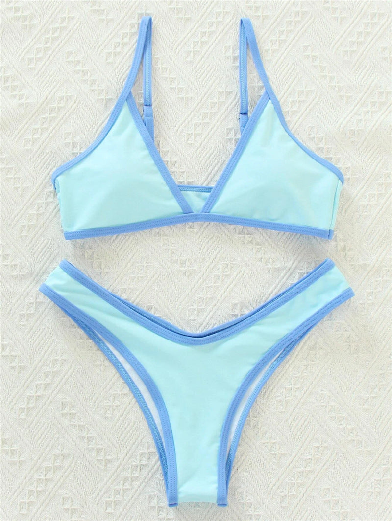 Moderner Damen-Bikini mit Dreiecks-Oberteilen und Kontrastdetails