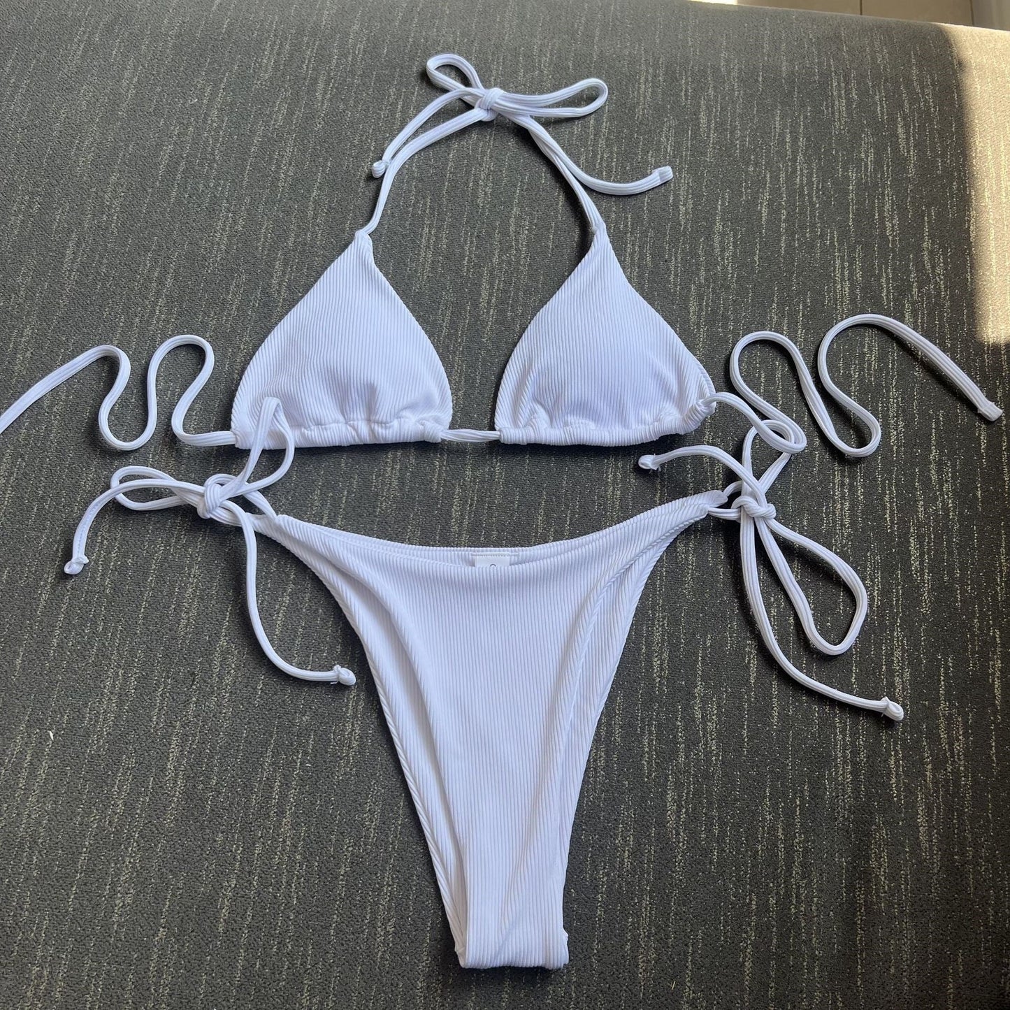 Bikini-Set mit Dreieck-Oberteilen, verstellbaren Trägern und feuchtigkeitsableitendem Material von MODEGEIST