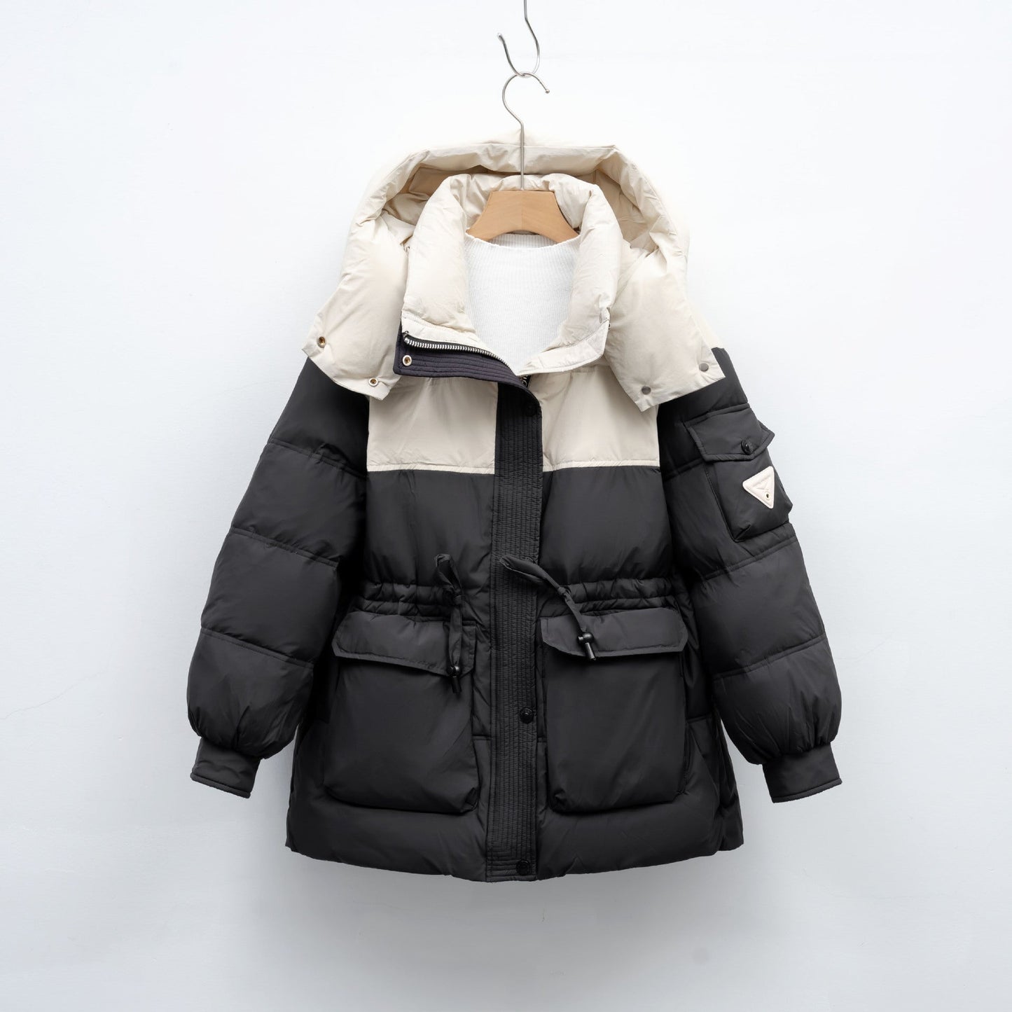 Damen modische Winterjacke mit funktionalen Taschen und großzügiger Kapuze ModeGeist