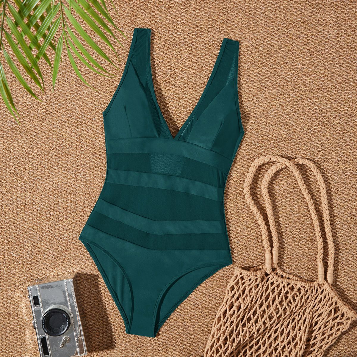 Modischer Damen-Badeanzug mit Mesh-Details von MODEGEIST