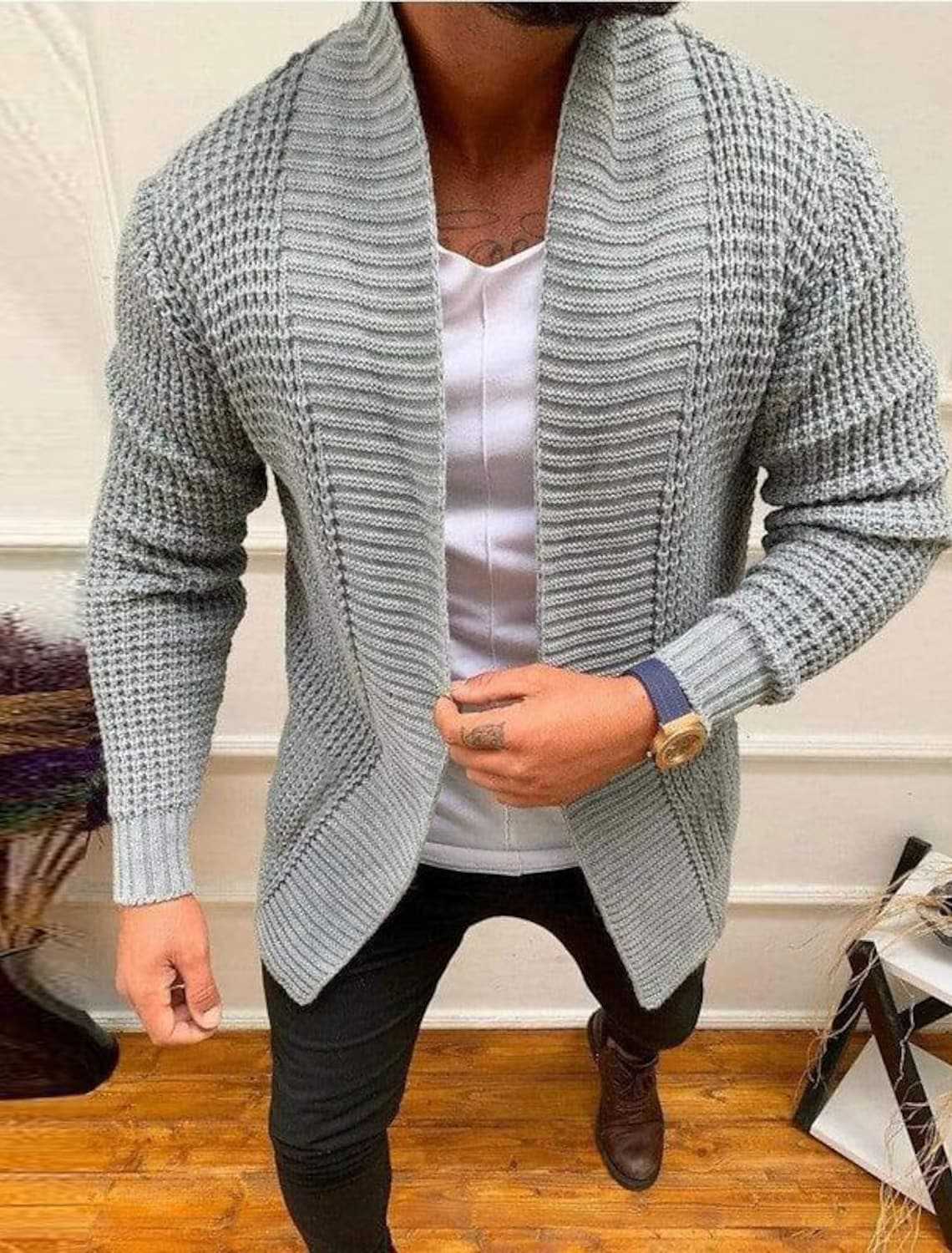 Herren Strickjacke mit tiefem Kragen und strukturiertem Design ModeGeist