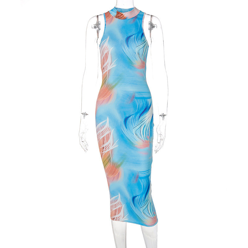 Elegantes, figurbetontes Maxikleid mit hohem Kragen und reversiblem Design von MODEGEIST