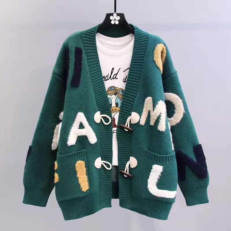 Damen Strickjacke mit buntem Buchstabenmotiv und praktischen Taschen ModeGeist