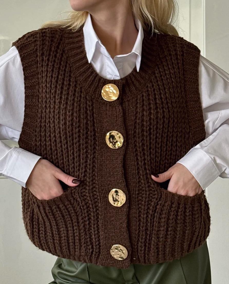 Damen gemütliche Strickweste mit großen Knöpfen und praktischen Taschen ModeGeist