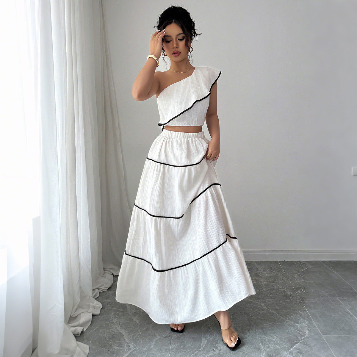 Modegeist Damen-Outfit: Asymmetrisches Oberteil & Maxirock