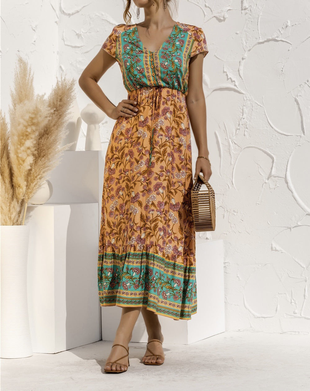 Elegantes Maxikleid für Damen mit Blumenmuster und Taillengürtel von MODEGEIST