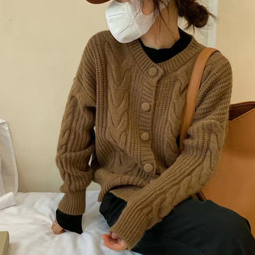 Damen Grobstrickpullover mit Knopfleiste und elegantem Zopfmuster ModeGeist
