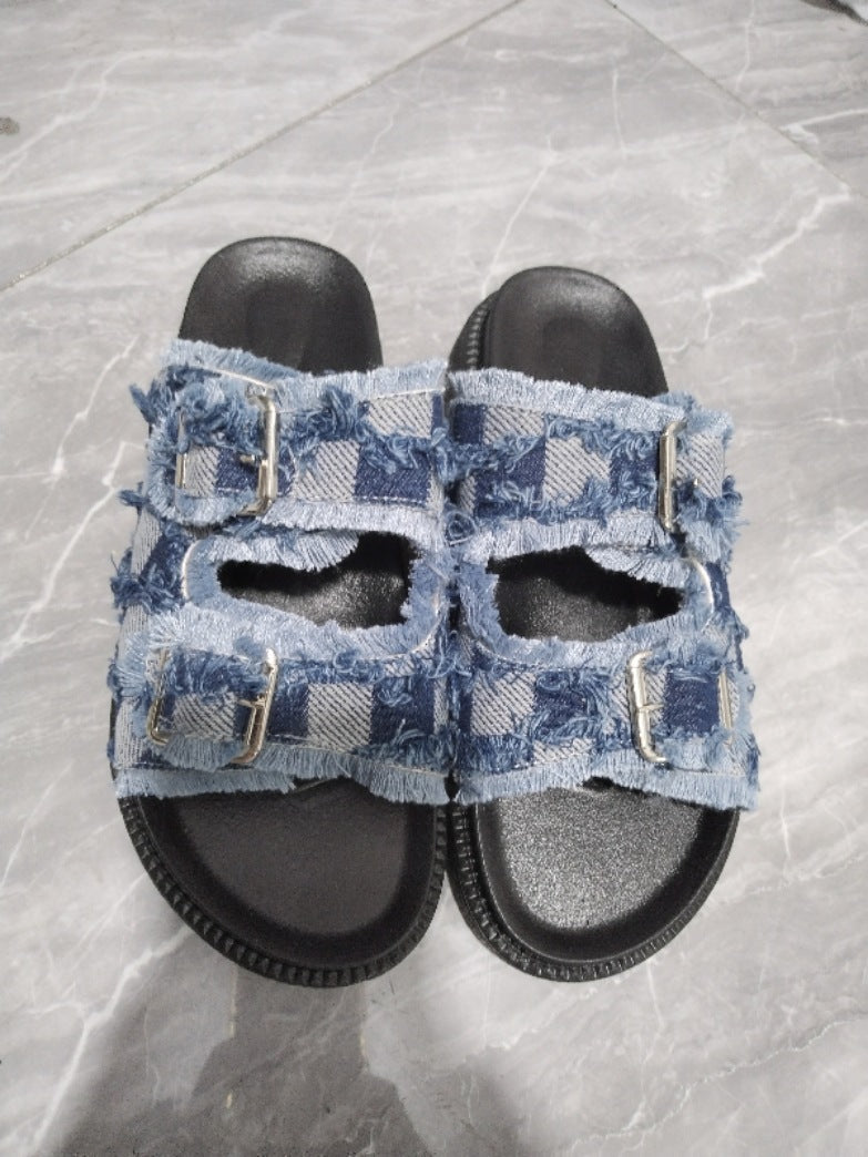 Trendige Damen-Sandalen mit Riemen und ausgefransten Denim-Details