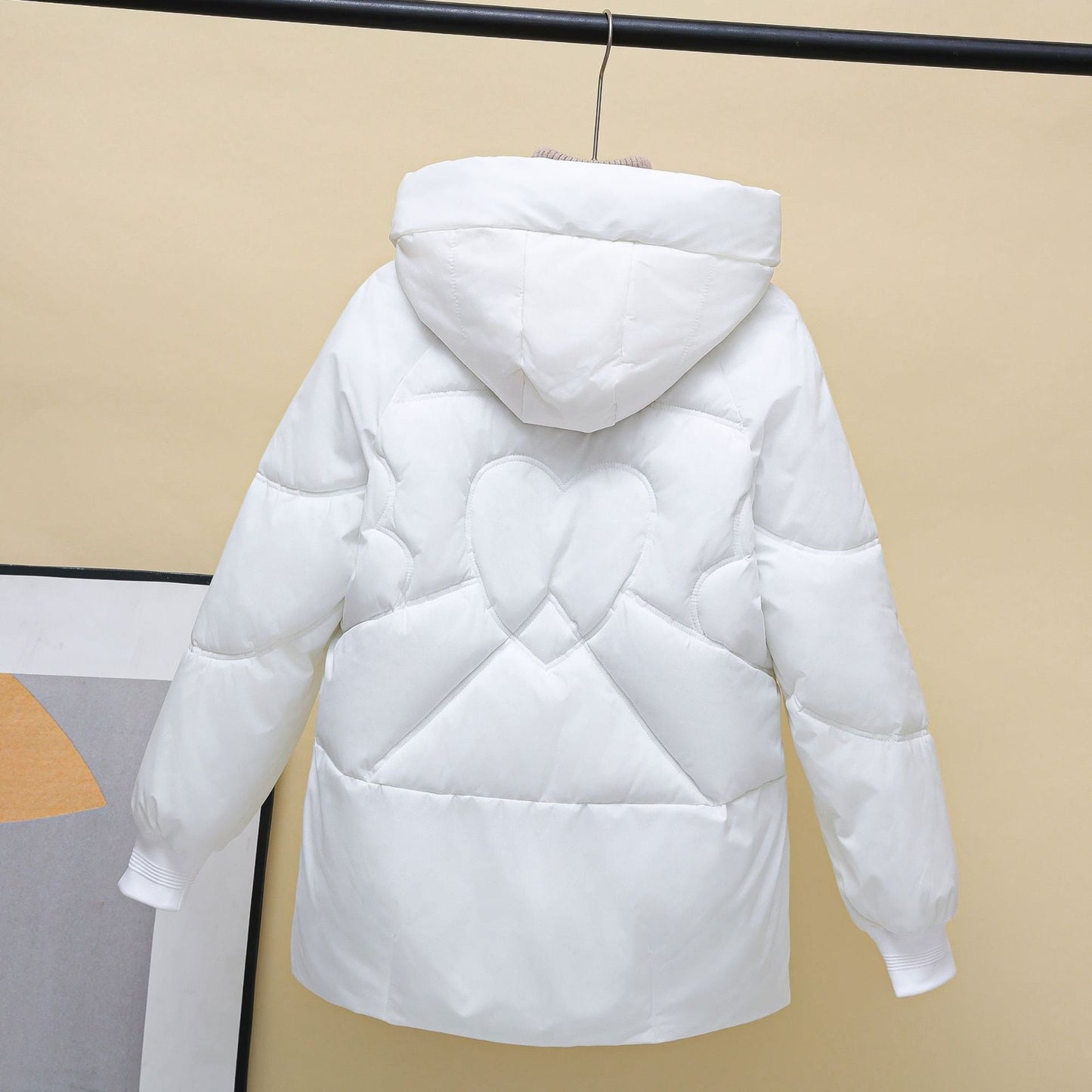 Damen gesteppte Winterjacke mit Kapuze und Herzdetails ModeGeist