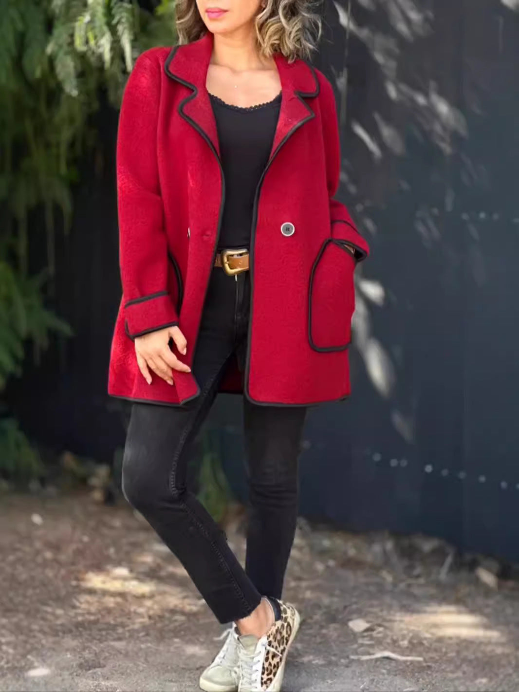 Modischer Damen-Blazer mit klassischen Details, Kontrastnähten und Taschen