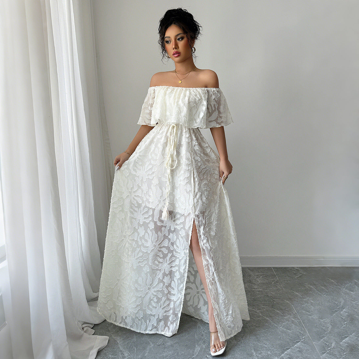 Schulterfreies Maxikleid mit floralem Jacquardmuster von MODEGEIST