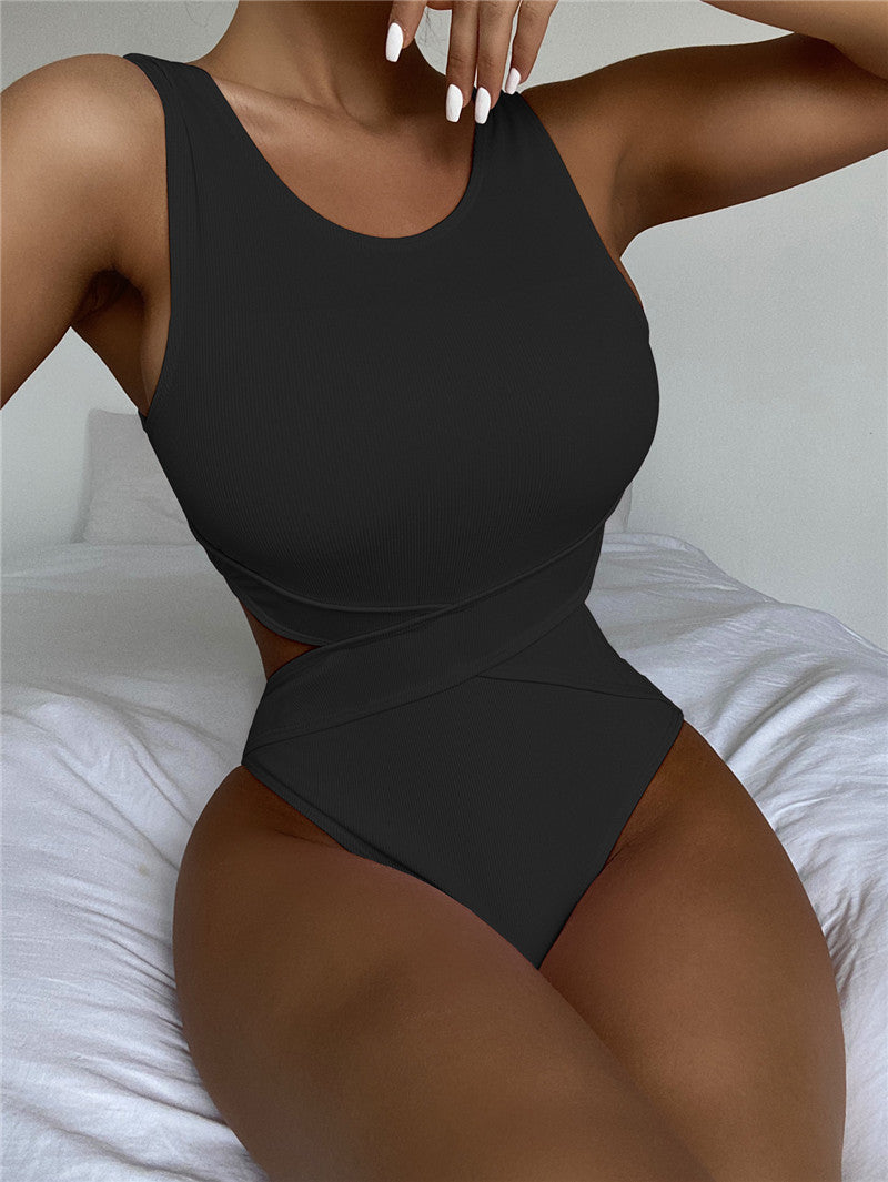 Sportlicher Damen-Badeanzug mit hohem Beinausschnitt und modischem Cut-Out