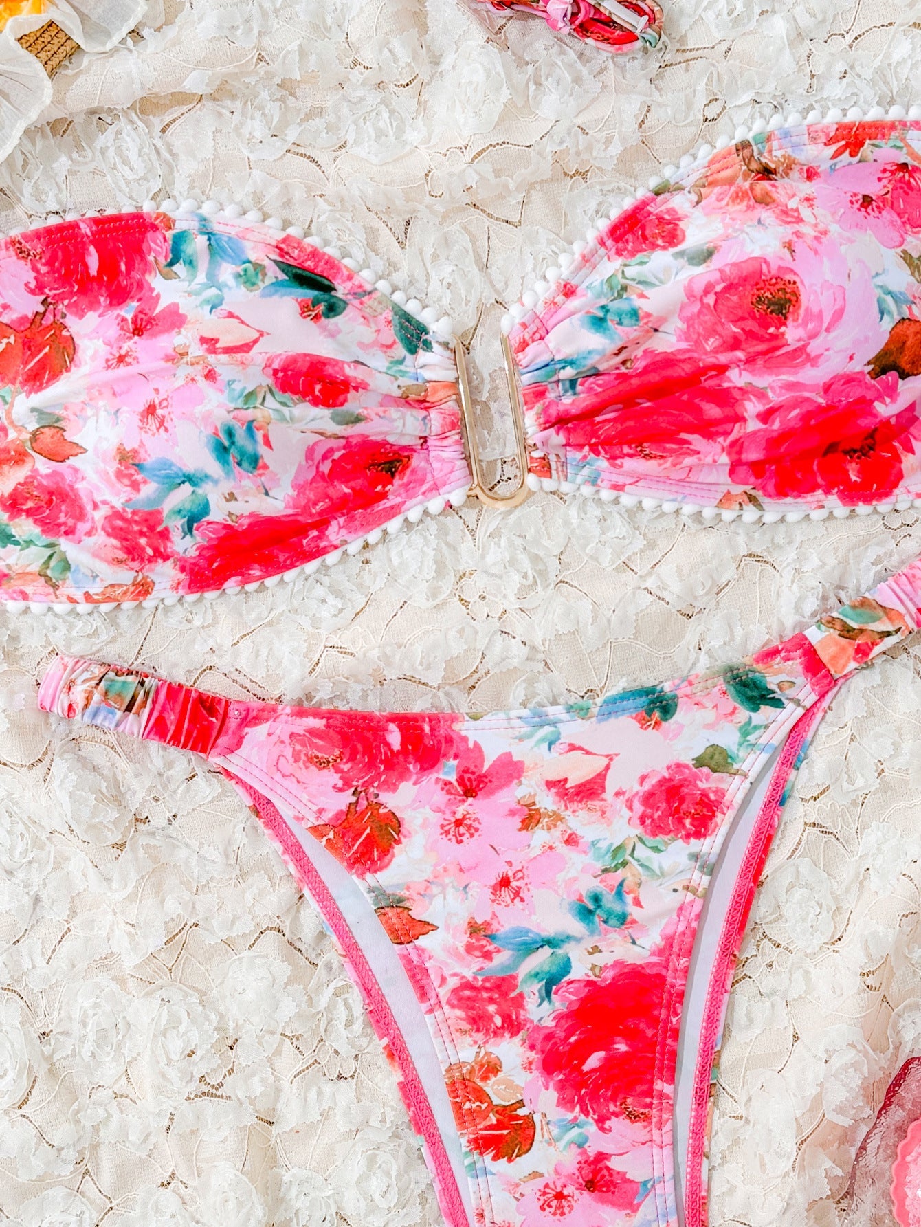 Bikini Set für Damen mit Blumenmuster und trendigem Bandeau-Oberteil von MODEGEIST