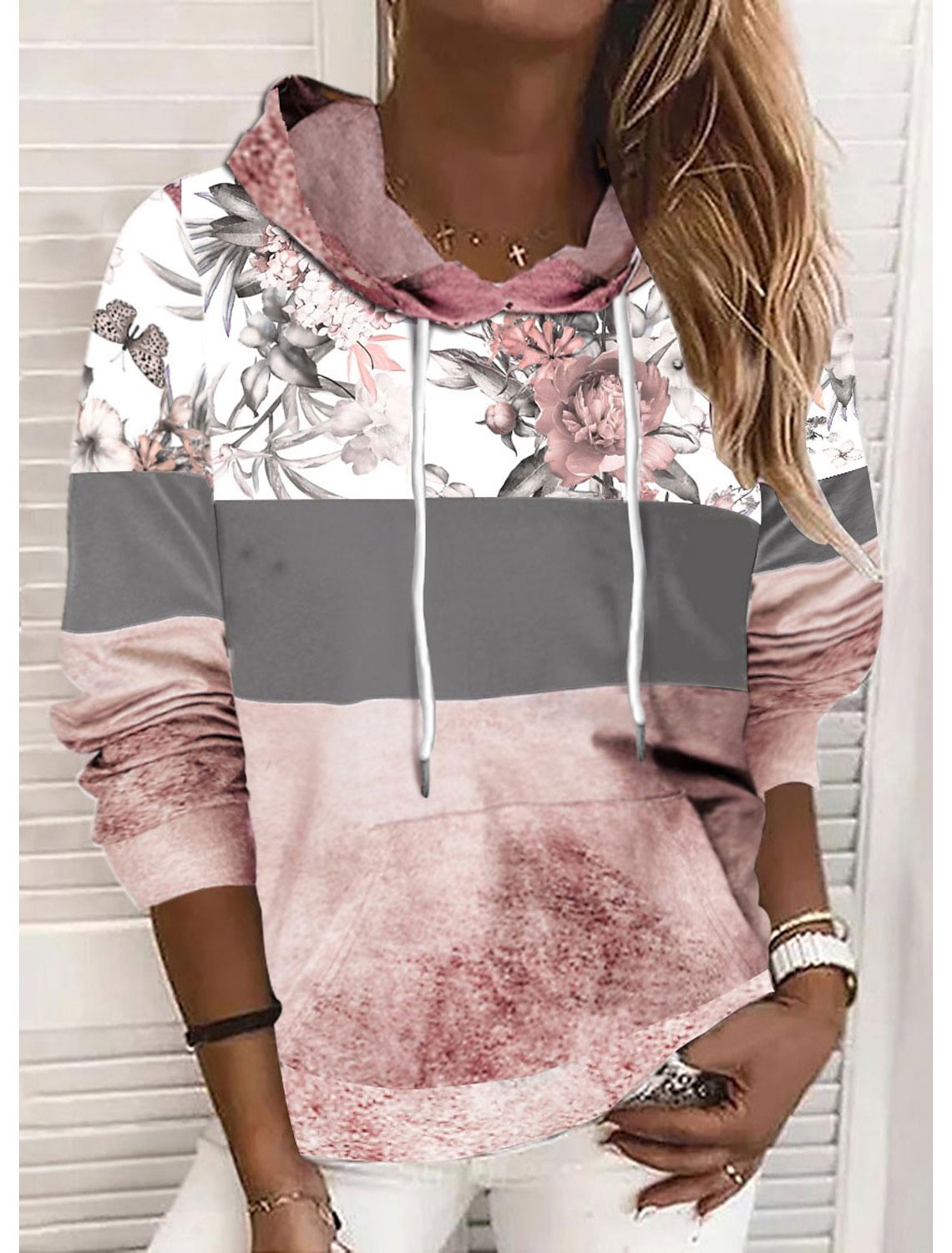 Modernes Damen Kapuzenpullover mit floralem Print und Farbblock-Design von MODEGEIST