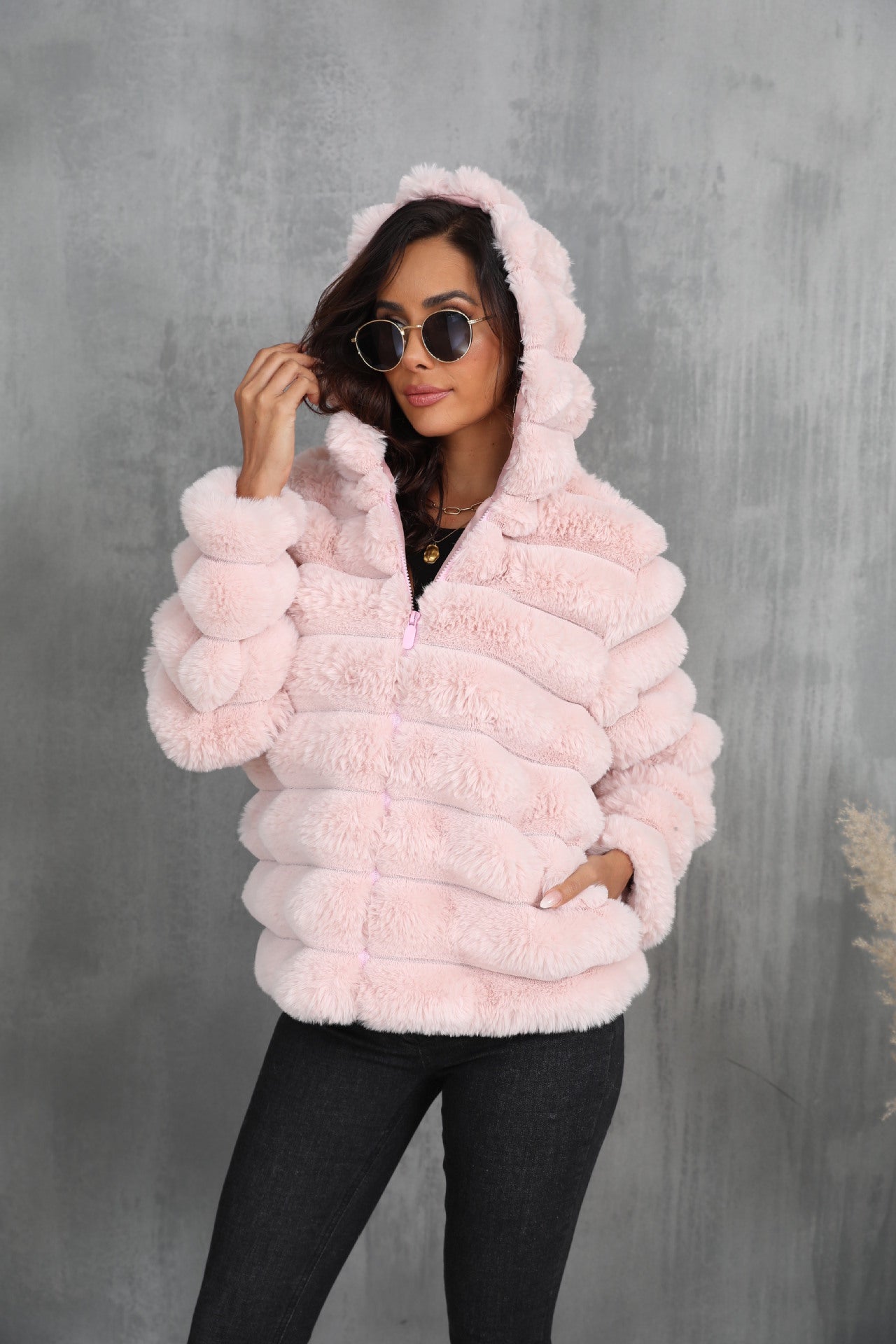 Damen Modische Kapuzenjacke aus Kunstfell mit strukturiertem Muster ModeGeist