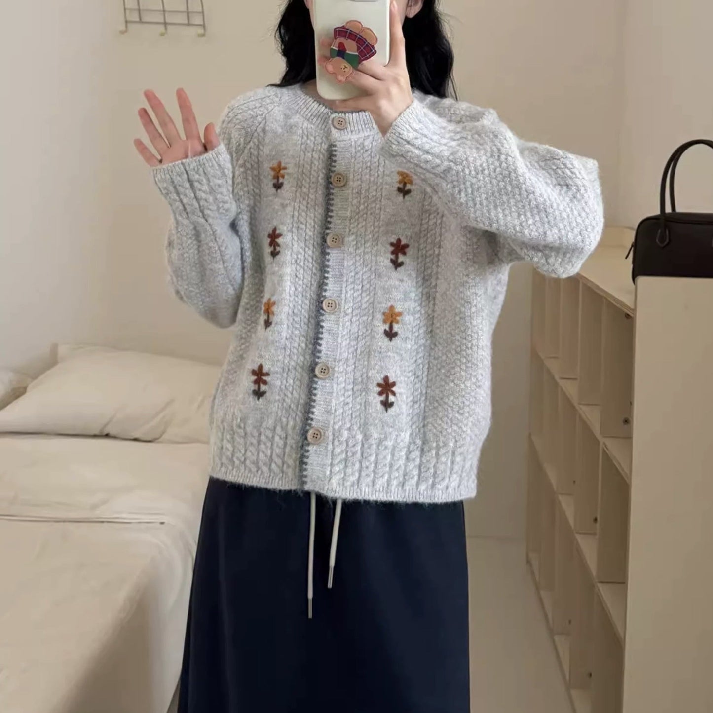 Damen Strickjacke mit floralem Design und hochwertigen Knopfdetails ModeGeist