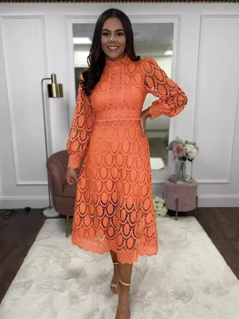 Elegantes Damenkleid mit raffinierter Spitzenstruktur von MODEGEIST