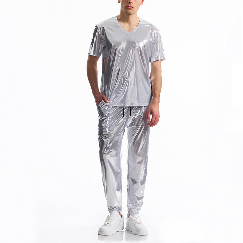 Herren Sportliches Set aus glänzendem Material mit V-Ausschnitt ModeGeist
