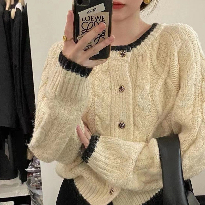 Damen gemütliche Strickjacke mit elegantem Zopfmuster und kontrastierenden Abschlüssen ModeGeist - ModeGeist