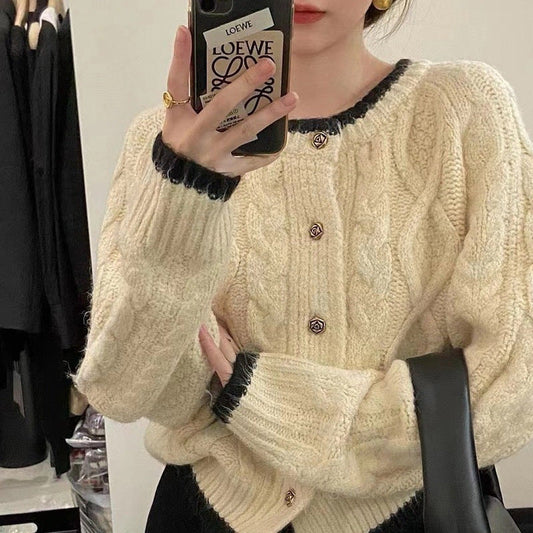 Damen gemütliche Strickjacke mit elegantem Zopfmuster und kontrastierenden Abschlüssen ModeGeist - ModeGeist