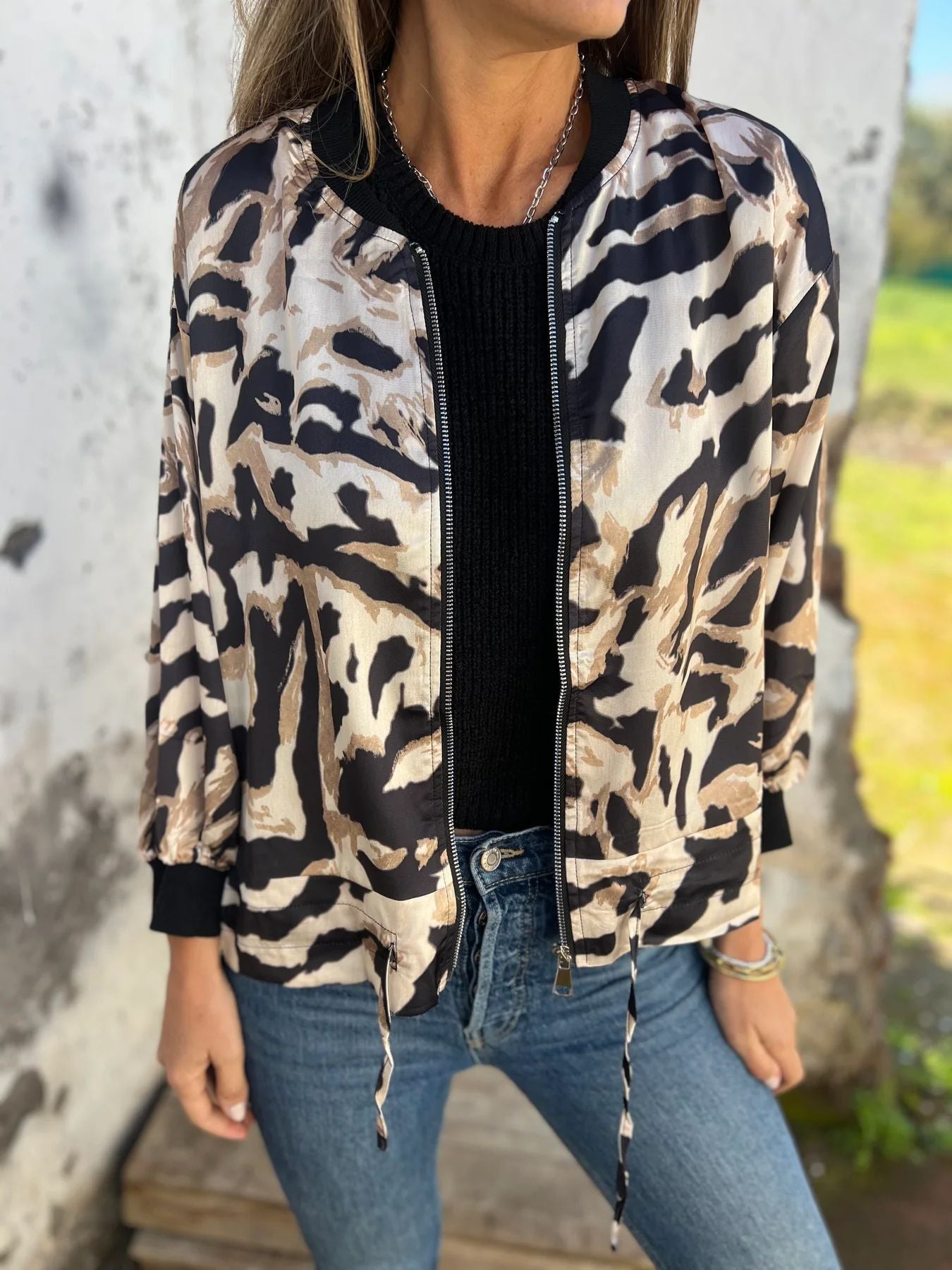 Damen Sportliche Bomberjacke mit trendigem Tiermuster ModeGeist