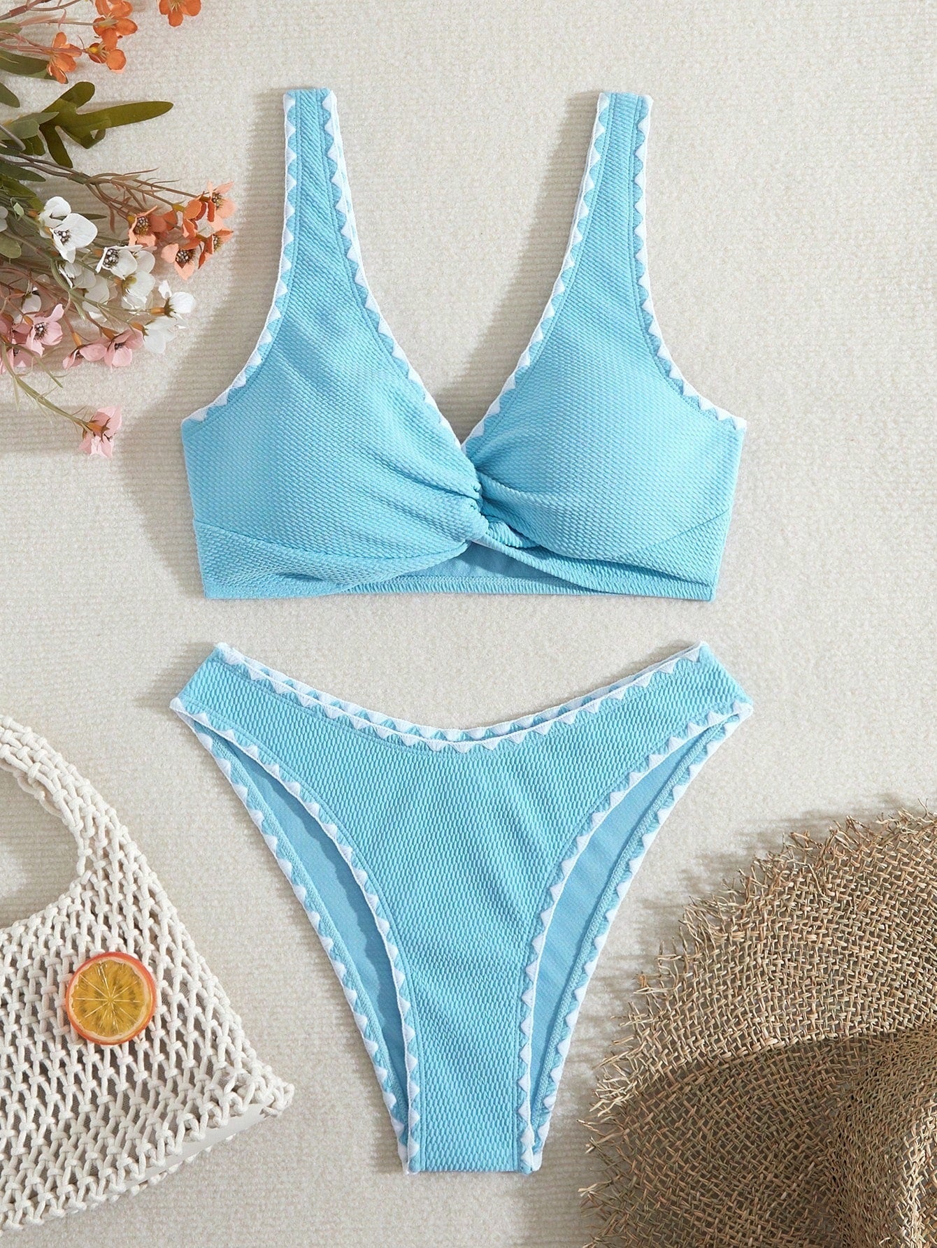 Stilvoller Damen-Bikini mit Dreiecks-Oberteil, strukturierter Textur und edlem Spitzenbesatz