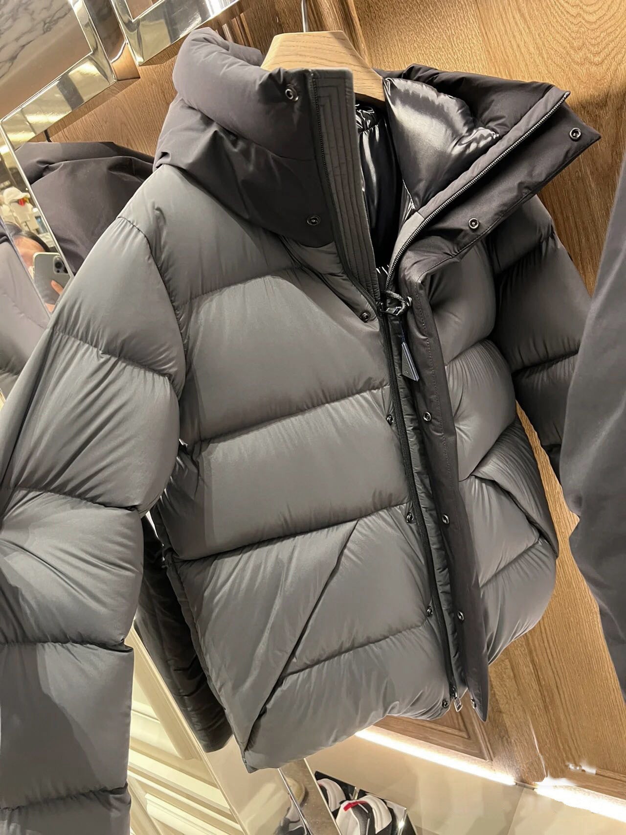 Damen Daunenjacke mit hohem Kragen und praktischen Reißverschlusstaschen ModeGeist