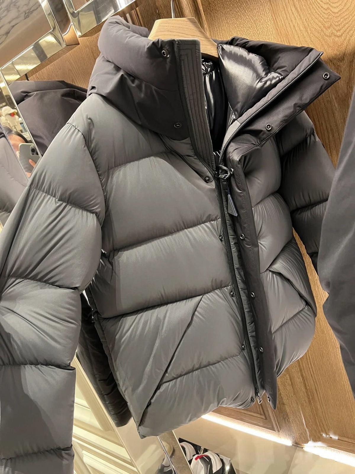 Damen Daunenjacke mit hohem Kragen und praktischen Reißverschlusstaschen ModeGeist
